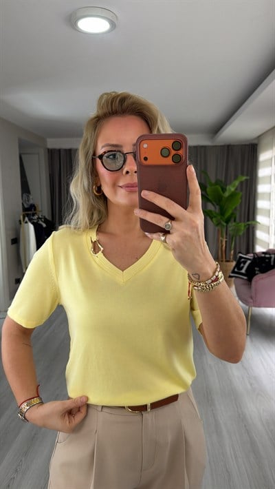 V Yaka Aksesuar Detaylı Sarı İpek Dokulu Triko