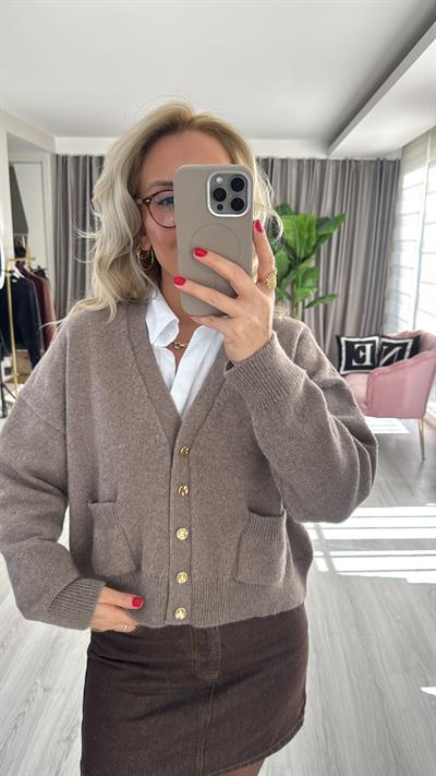 V Yaka Gold Düğmeli Cep Detaylı Vizon Triko Hırka