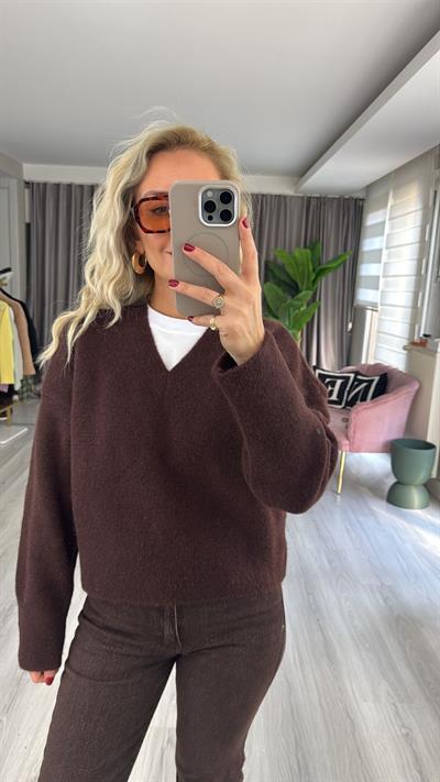 V Yaka Yumuşak Dokulu Acı Kahve Triko Kazak