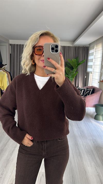 V Yaka Yumuşak Dokulu Acı Kahve Triko Kazak