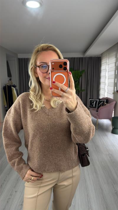 V Yaka Yumuşak Dokulu Koyu Bej Triko