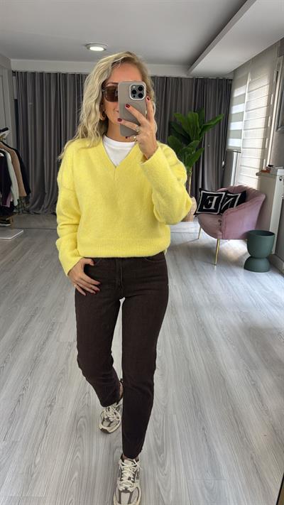 V Yaka Yumuşak Dokulu Sarı Triko Kazak