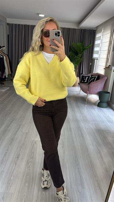 V Yaka Yumuşak Dokulu Sarı Triko Kazak