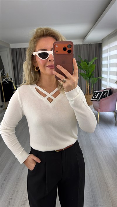 Yaka Detaylı Ekru İpek Dokulu Triko