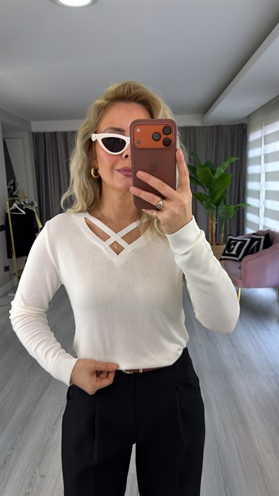 Yaka Detaylı Ekru İpek Dokulu Triko