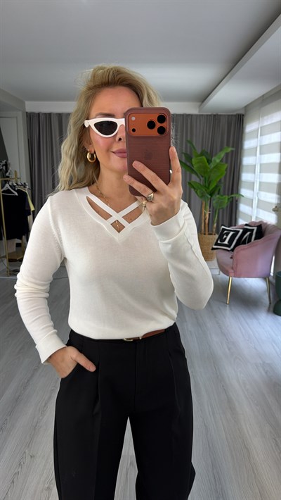 Yaka Detaylı Ekru İpek Dokulu Triko