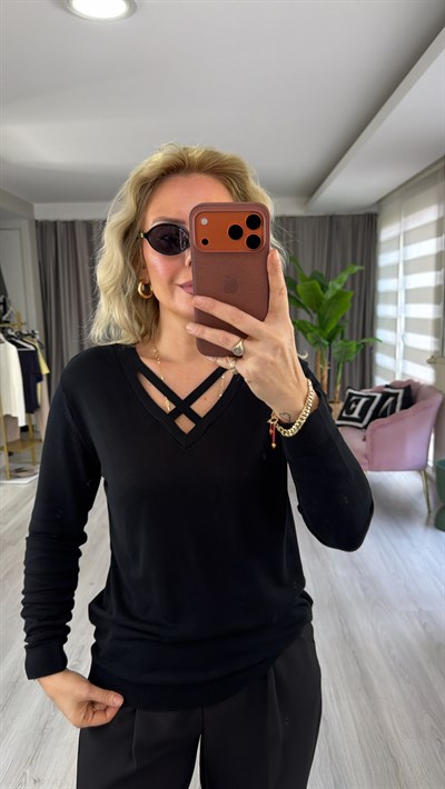 Yaka Detaylı Siyah İpek Dokulu Triko