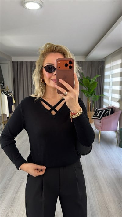 Yaka Detaylı Siyah İpek Dokulu Triko