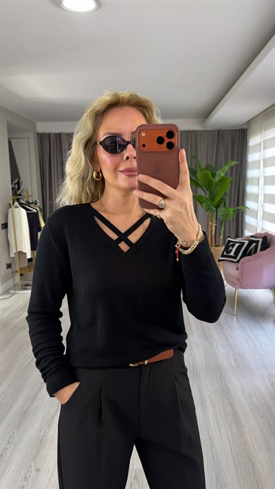 Yaka Detaylı Siyah İpek Dokulu Triko