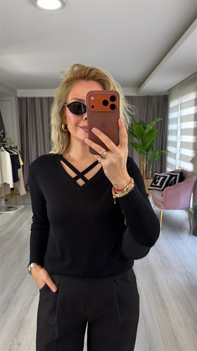 Yaka Detaylı Siyah İpek Dokulu Triko