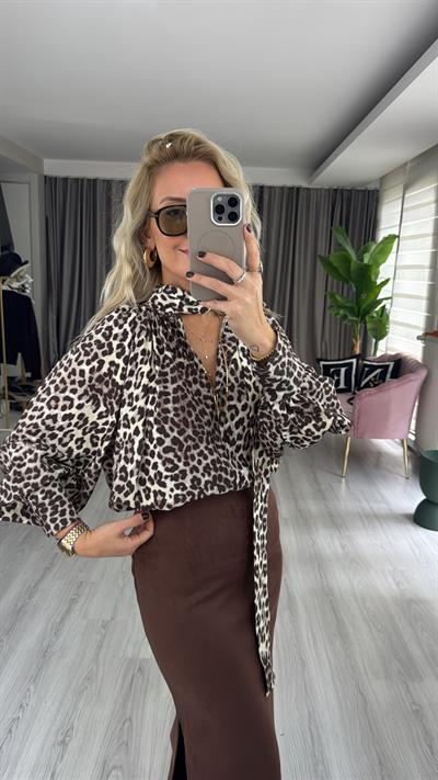 Yakadan Bağlamalı Leopar Tasarım Gömlek