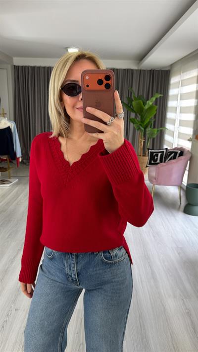 Yakası Ajurlu V Yaka Kırmızı Triko