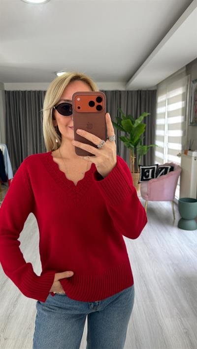 Yakası Ajurlu V Yaka Kırmızı Triko