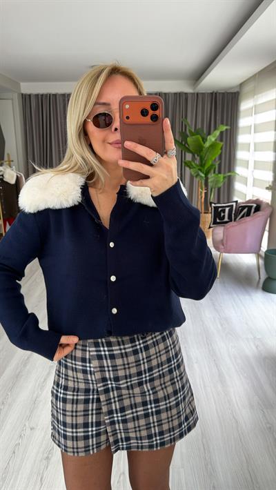 Yakası Çıkarılabilir Kürk Detaylı Lacivert Triko Hırka