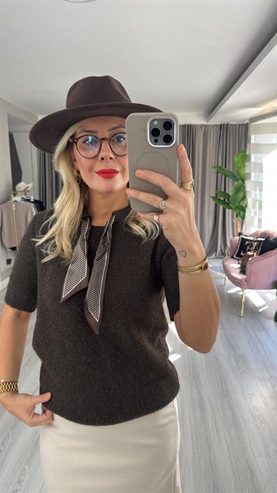 Yakası Fularlı Acı Kahve Triko