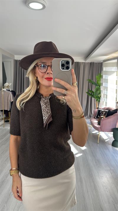 Yakası Fularlı Acı Kahve Triko