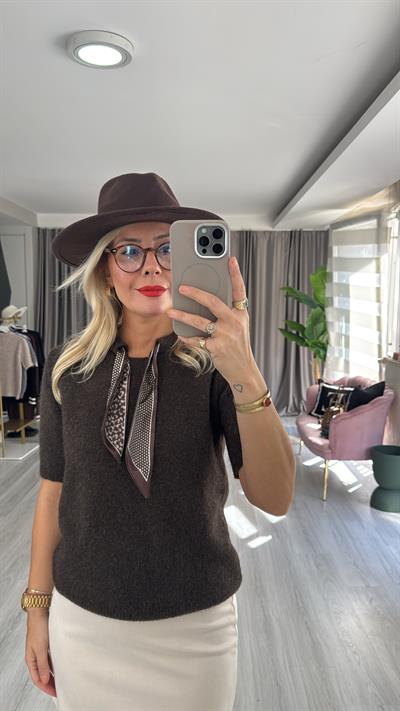 Yakası Fularlı Acı Kahve Triko