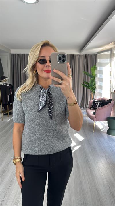 Yakası Fularlı Gri Triko