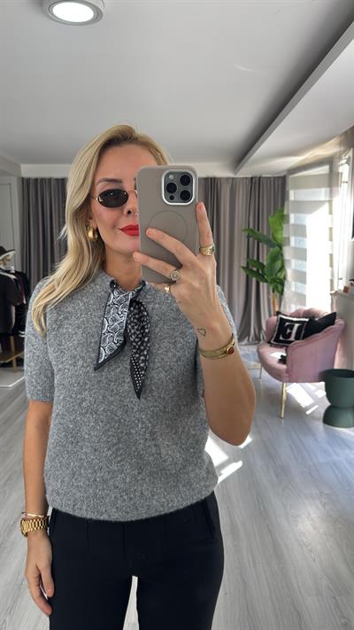 Yakası Fularlı Gri Triko