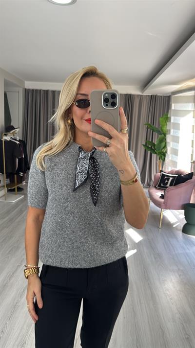 Yakası Fularlı Gri Triko