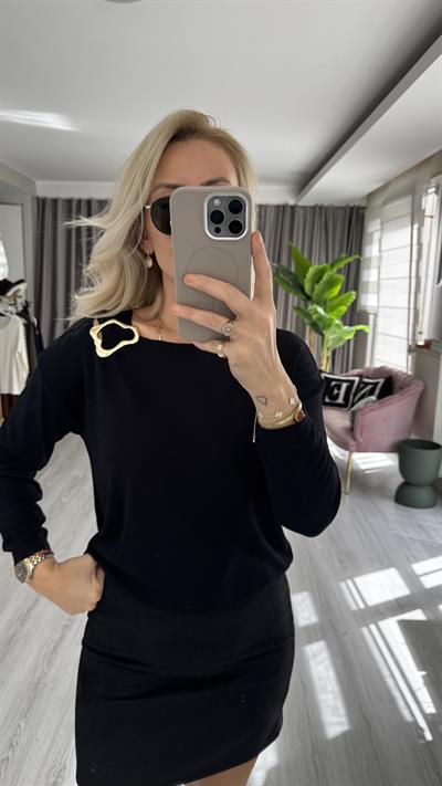 Yakası Gold Aksesuarlı Siyah Merserize Triko