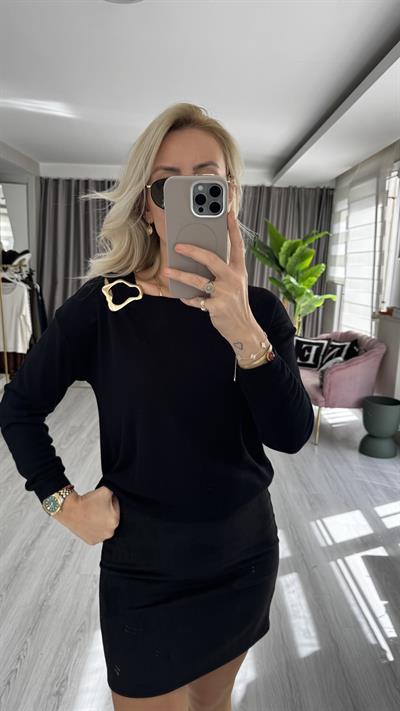 Yakası Gold Aksesuarlı Siyah Merserize Triko