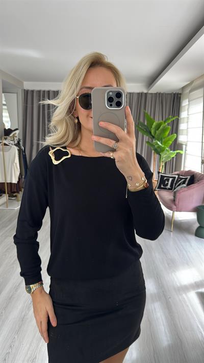 Yakası Gold Aksesuarlı Siyah Merserize Triko