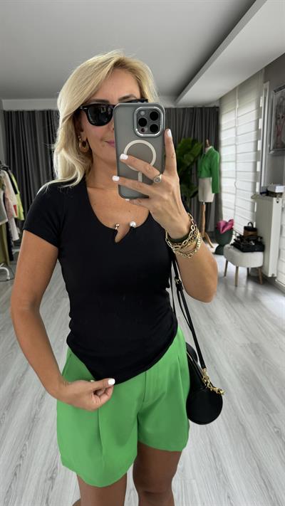 Yakası İnci Detaylı Siyah Tişört