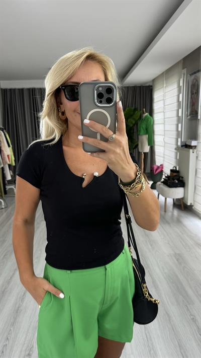 Yakası İnci Detaylı Siyah Tişört