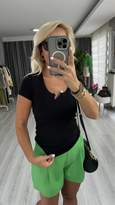 Yakası İnci Detaylı Siyah Tişört