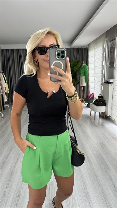 Yakası İnci Detaylı Siyah Tişört