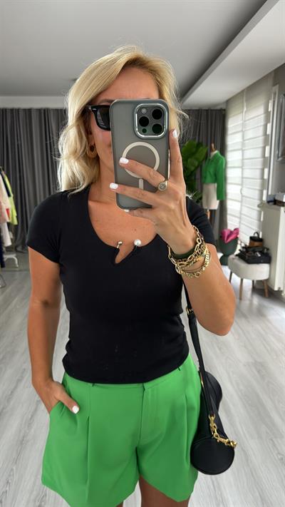 Yakası İnci Detaylı Siyah Tişört