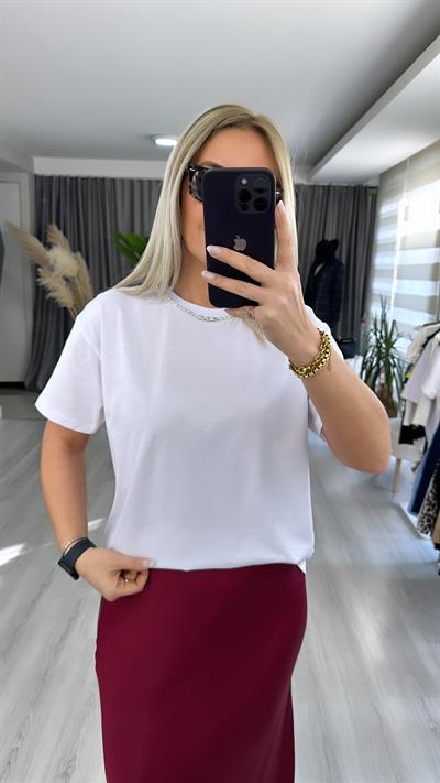 YAKASI TAŞ DETAYLI BEYAZ TİŞÖRT