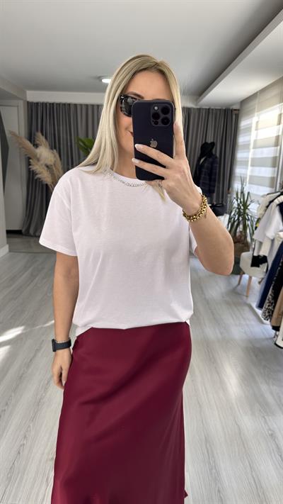 YAKASI TAŞ DETAYLI BEYAZ TİŞÖRT