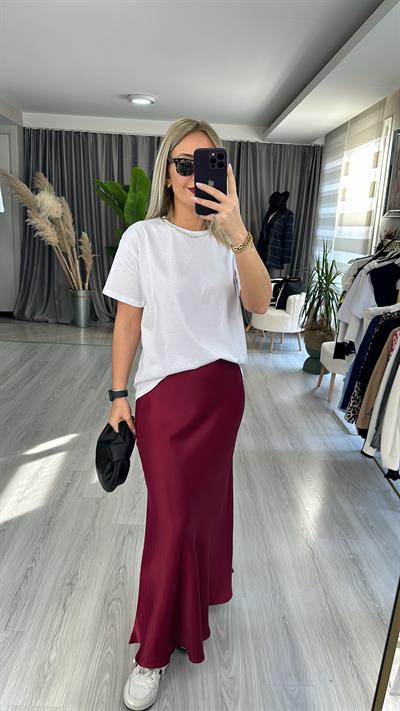 YAKASI TAŞ DETAYLI BEYAZ TİŞÖRT