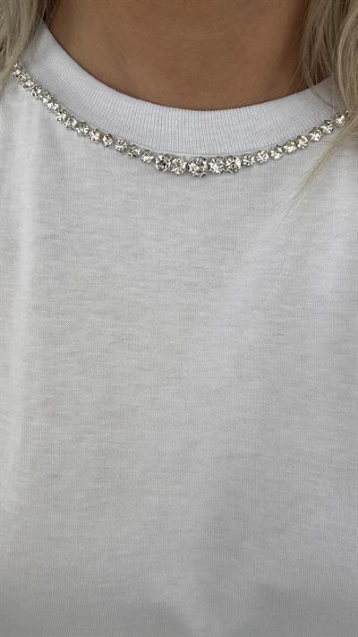 YAKASI TAŞ DETAYLI BEYAZ TİŞÖRT