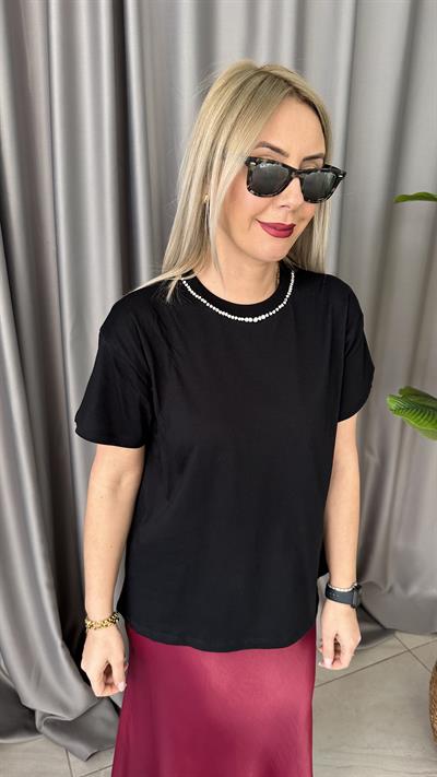 YAKASI TAŞ DETAYLI SİYAH TİŞÖRT