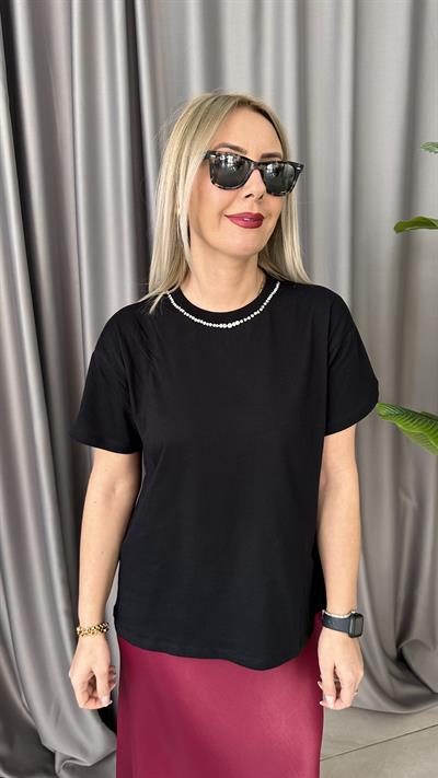 YAKASI TAŞ DETAYLI SİYAH TİŞÖRT