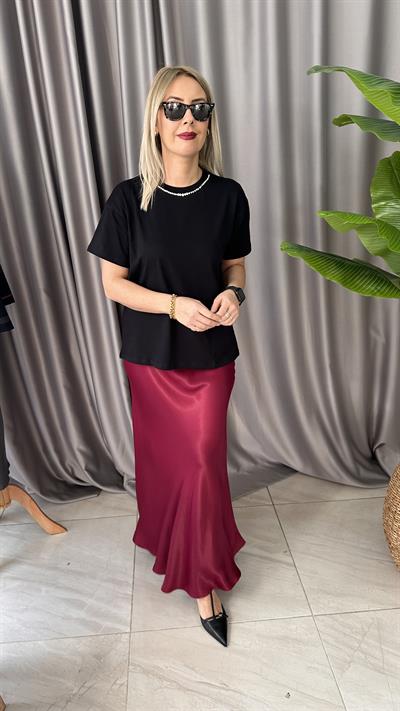 YAKASI TAŞ DETAYLI SİYAH TİŞÖRT