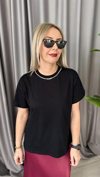 YAKASI TAŞ DETAYLI SİYAH TİŞÖRT