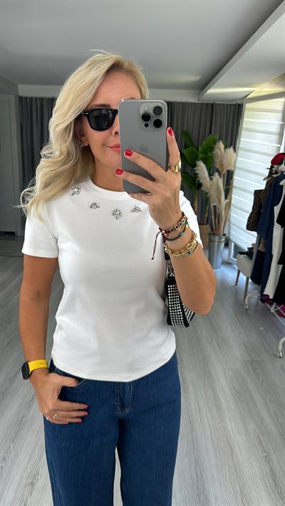 Yakası Taş İşlemeli Pamuklu Beyaz Tişört