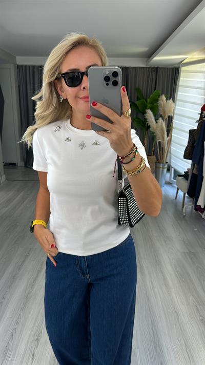 Yakası Taş İşlemeli Pamuklu Beyaz Tişört