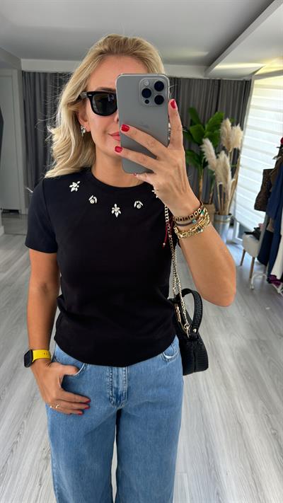 Yakası Taş İşlemeli Pamuklu Siyah Tişört