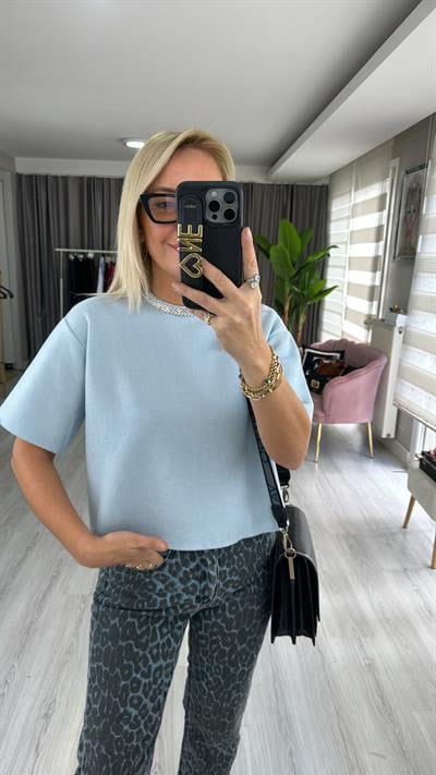 Yakası Taşlı Yarım Kol Çelik Örme Buz Mavisi Bluz