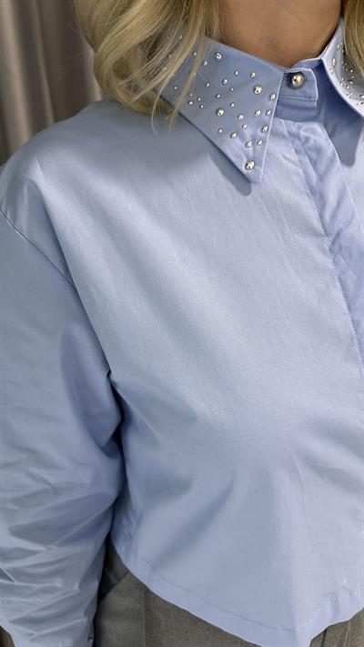 YAKASI ZIMBALI MAVİ POPLİN GÖMLEK