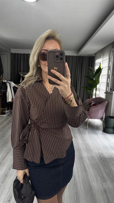 Yandan Bağlamalı Mavi Çizgili Kahverengi Gömlek