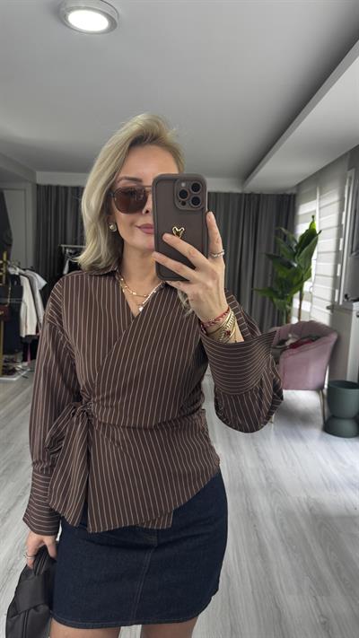 Yandan Bağlamalı Mavi Çizgili Kahverengi Gömlek