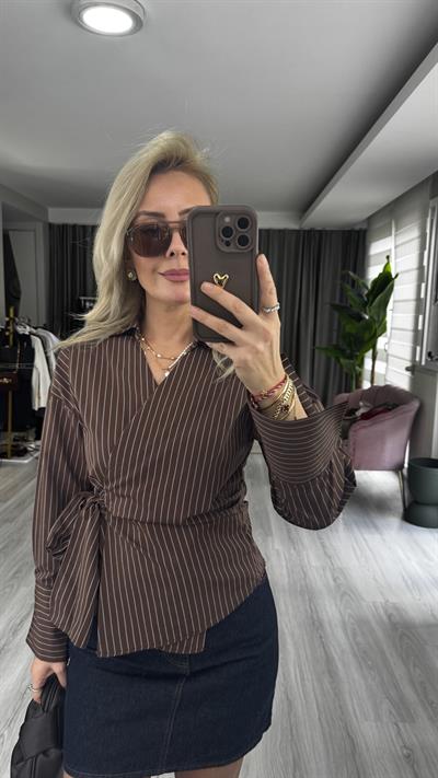 Yandan Bağlamalı Mavi Çizgili Kahverengi Gömlek