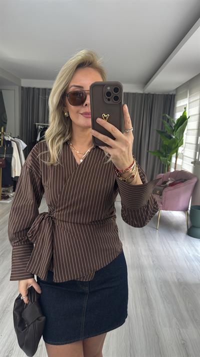 Yandan Bağlamalı Mavi Çizgili Kahverengi Gömlek