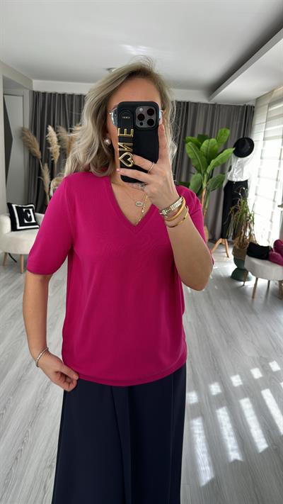 YARIM KOL, YAKA VE KOLU SİM DETAYLI FUŞYA TRİKO